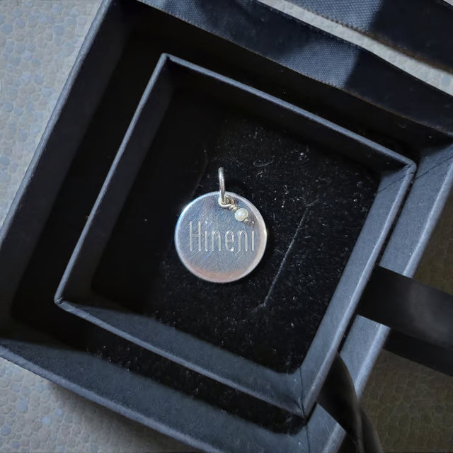 Runder "Hineni" Anhänger